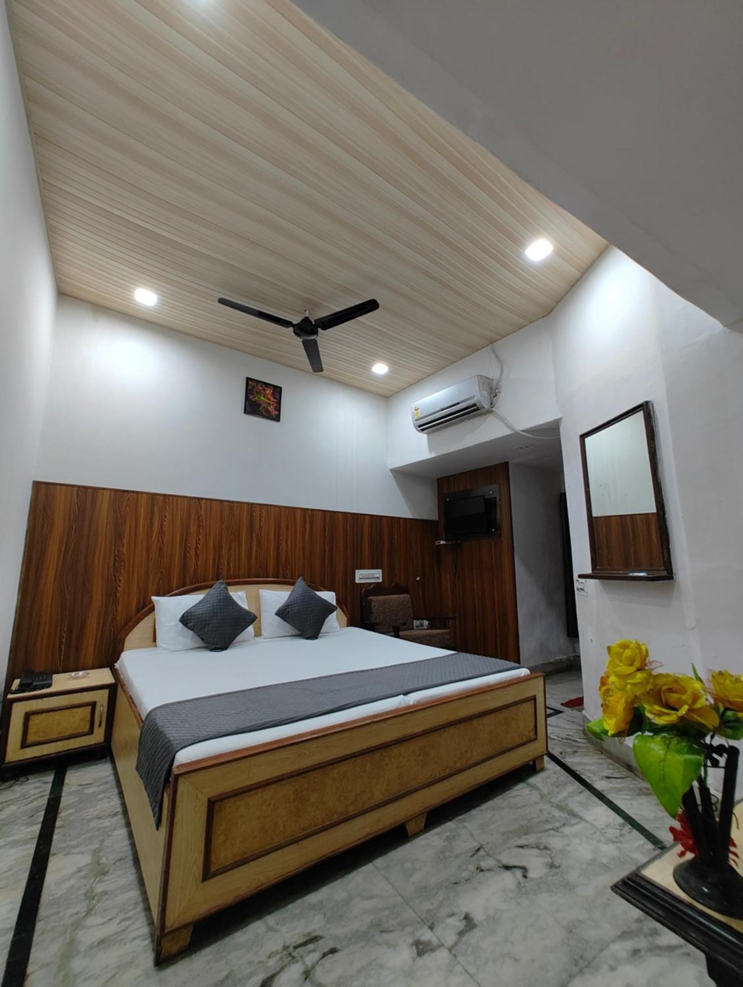 Hotel Swarajya Palace Agra  Bagian luar foto