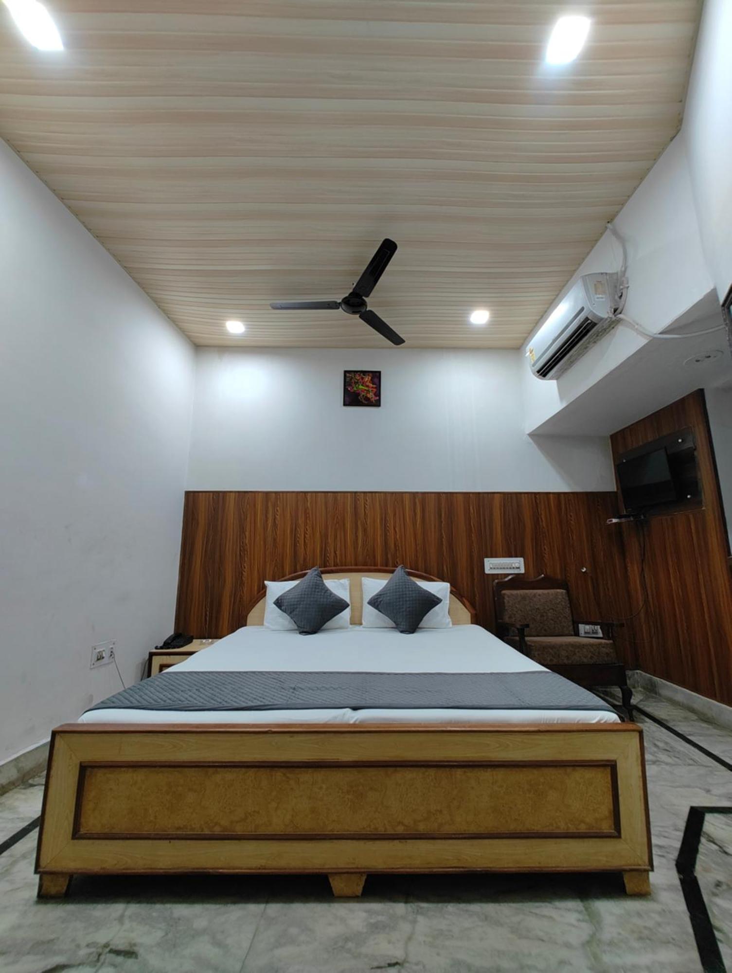 Hotel Swarajya Palace Agra  Bagian luar foto